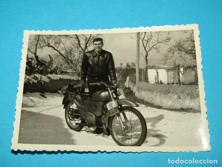 Photographie ancienne: Antigua Fotograf&iacute;a de Motorista con Moto - A&ntilde;o 1960s.
