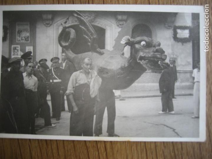 Fotografia antica: Vilafranca del Penedes. 1946 Drac de Vilafranca. Delante Ayuntamiento. 14 x 9 cms.