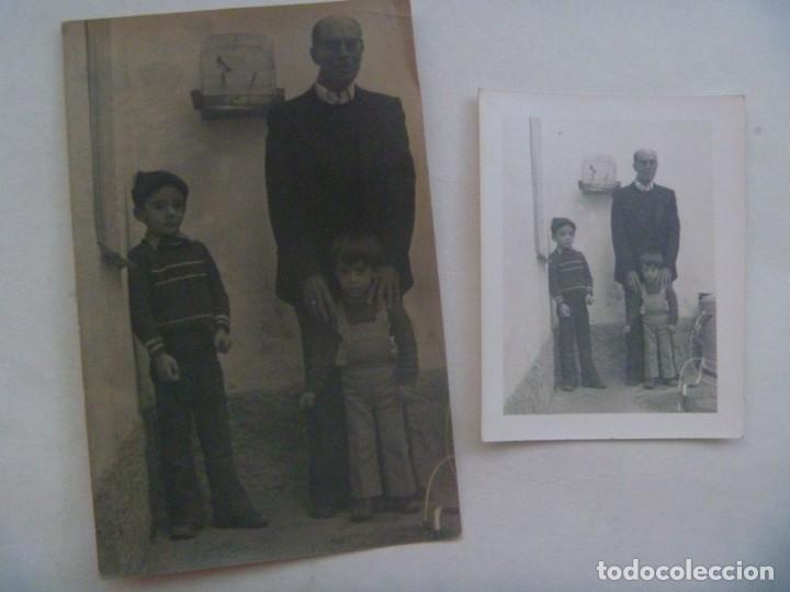 Fotograf&iacute;a antigua: LOTE DE 2 FOTOS DE SE&Ntilde;OR CON NI&Ntilde;OS, JAULA CON JILGUERO Y BICICLETA