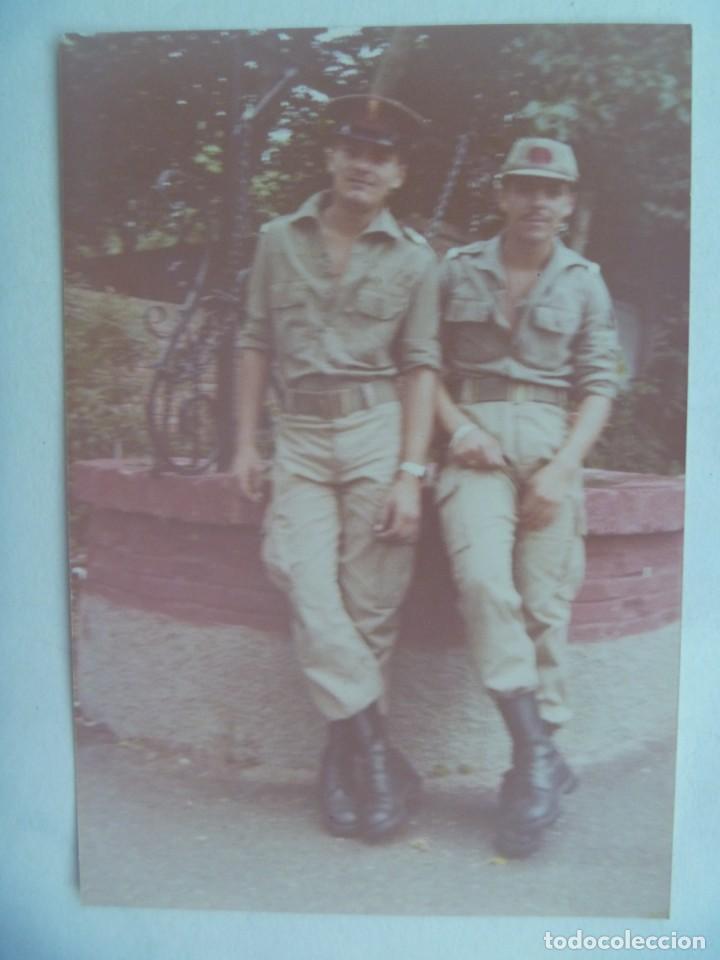 Alte Fotografie: FOTO DE MILITAR CON ROPA DE CAMPA&Ntilde;A, UNO CON GORRA PLATO DEL CUARTEL GENERAL, EL OTRO CABO