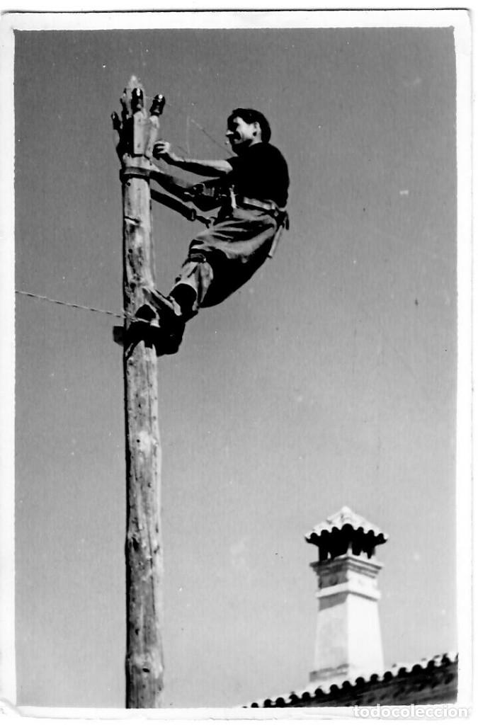 Fotograf&iacute;a antigua: Operario de la Cia. Telef&oacute;nica Nacional de Espa&ntilde;a - Cuando tardaban un a&ntilde;o en darte l&iacute;nea.