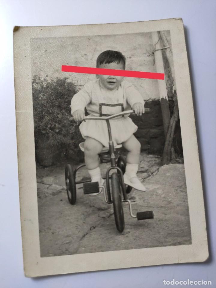 Fotograf&iacute;a antigua: Antigua fotograf&iacute;a. Ni&ntilde;o con triciclo. A&ntilde;os 60.