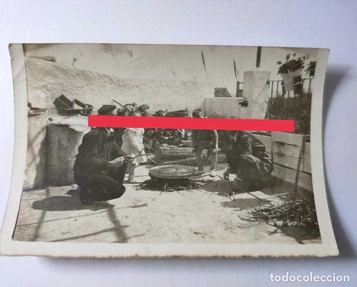 Photographie ancienne: Antigua fotograf&iacute;a. en el campo. haciendo una paella.
