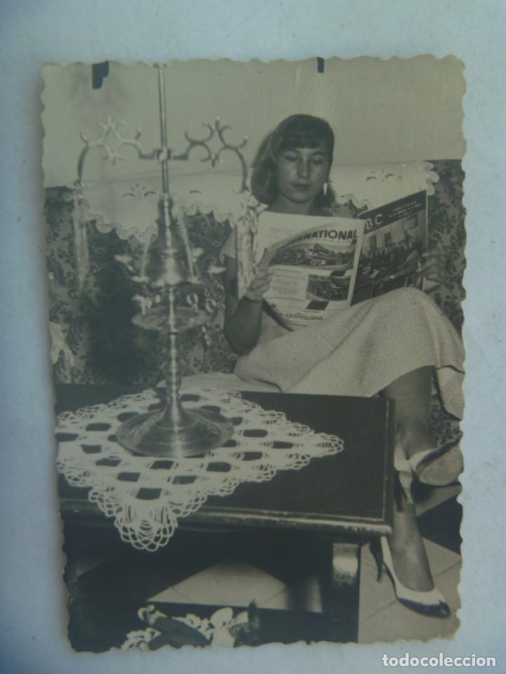 Fotograf&iacute;a antigua: FOTO DE MUJER LEYENDO EL PERIODICO, EL ABC. 1958