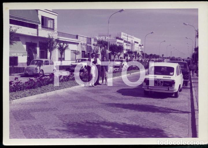 Fotograf&iacute;a antigua: FOTO ORIGINAL COCHE SEAT CITROEN AMI CALLE ISLA CRISTINA 1972