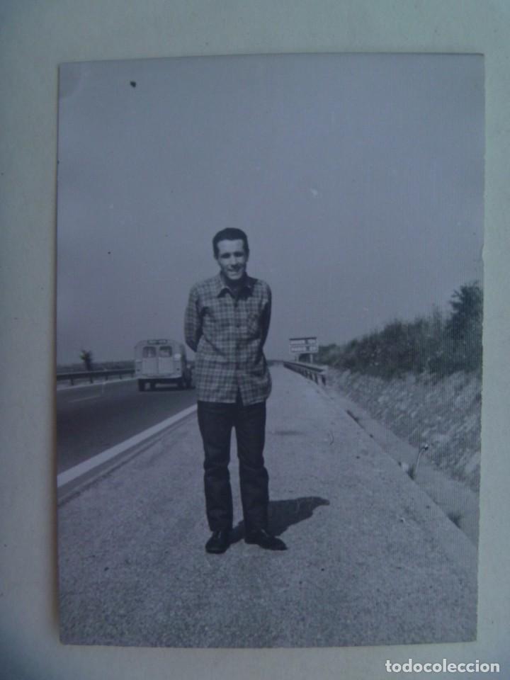 Fotograf&iacute;a antigua: FOTO DE HOMBRE EN CARRETERA, DETRAS PASA UN CITROEN 4 LATAS