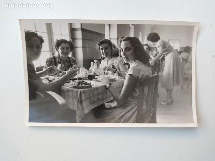 Fotograf&iacute;a antigua: FOTOGRAF&Iacute;A ANTIGUA A&Ntilde;OS 50. MUJERES EN COMEDOR RESTAURANTE. TDKP20B