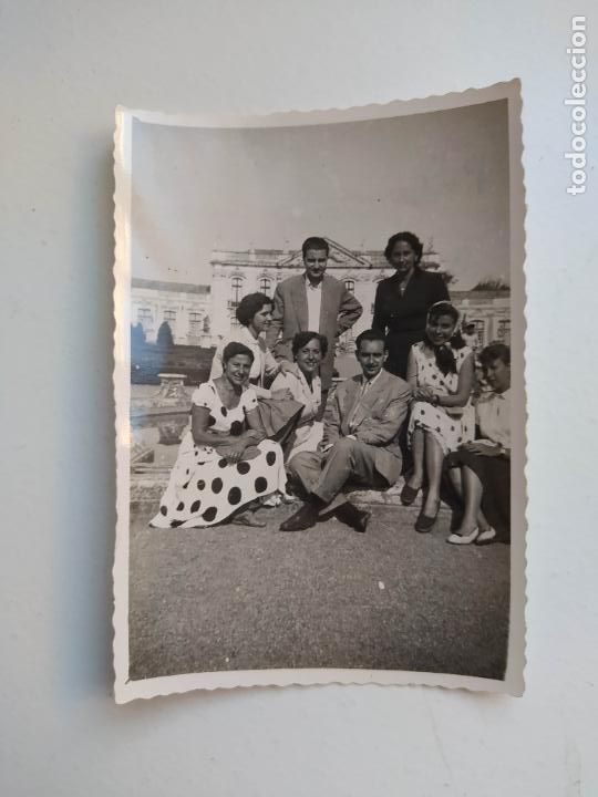 Fotograf&iacute;a antigua: FOTOGRAF&Iacute;A ANTIGUA A&Ntilde;OS 50. FAMILIA EN PALACIO DE QUELUZ PORTUGAL 1953. TDKP20B