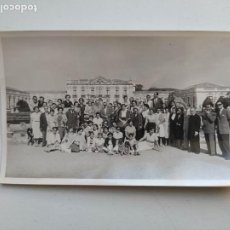 Fotografía antigua: FOTOGRAFÍA ANTIGUA AÑOS 50. FAMILIA EN PALACIO DE QUELUZ PORTUGAL 1953. TDKP20B