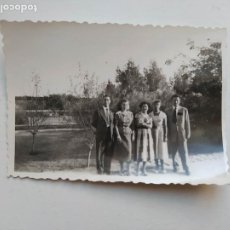 Fotografía antigua: FOTOGRAFÍA ANTIGUA AÑOS 50. FAMILIA EN MONTES CLAROS LISBOA PORTUGAL 1953. TDKP20B