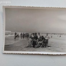 Fotografía antigua: FOTOGRAFÍA ANTIGUA AÑOS 50. FAMILIA EN COSTA DE CAPARICA PORTUGAL 1953 TDKP20B