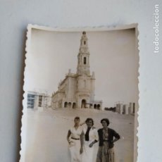 Fotografía antigua: FOTOGRAFÍA ANTIGUA AÑOS 50. FAMILIA MUJERES EN FATIMA PORTUGAL 1953. TDKP20B