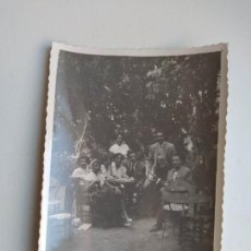 Fotografía antigua: FOTOGRAFÍA ANTIGUA AÑOS 50. FAMILIA EN TORNO A UNA MESA. TDKP20B