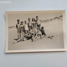 Fotografía antigua: FOTOGRAFÍA ANTIGUA AÑOS 50. FAMILIA EN COSTA DE CAPARICA PORTUGAL 1953 PLAYA. TDKP20B