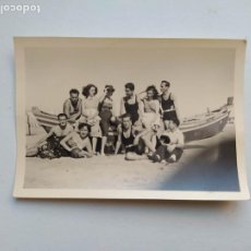 Fotografía antigua: FOTOGRAFÍA ANTIGUA AÑOS 50. FAMILIA EN COSTA DE CAPARICA PORTUGAL 1953 PLAYA BARCA. TDKP20B