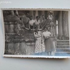 Fotografía antigua: FOTOGRAFÍA ANTIGUA AÑOS 50. FAMILIA EN PALACIO DE QUELUZ PORTUGAL 1953. TDKP20B