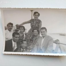 Fotografía antigua: FOTOGRAFÍA ANTIGUA AÑOS 50. FAMILIA EN BARCO LISBOA PORTUGAL 1953. TDKP20B