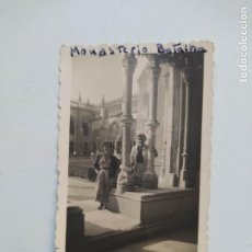Fotografía antigua: FOTOGRAFÍA ANTIGUA AÑOS 50. MUJERES EN MONASTERIO DE BATALHA. PORTUGAL. TDKP20B