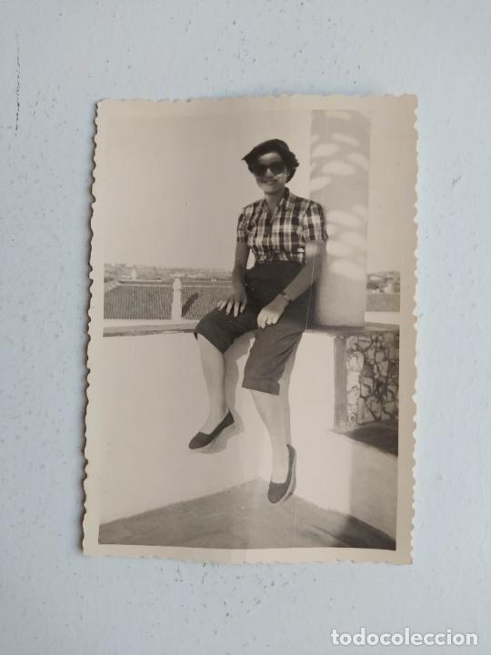 Fotograf&iacute;a antigua: FOTOGRAF&Iacute;A ANTIGUA A&Ntilde;OS 50. MUJER SENTADA. TDKP20B