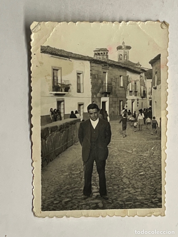 Fotografia antiga: CECLAVIN Caceres. Fotograf&iacute;a antigua.. Tras la comitiva del Bautizo.. recogiendo caramelos (h.1950?)