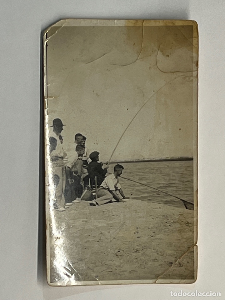 Alte Fotografie: FOTOGRAF&Iacute;A. Pescando en Cullera&hellip; Verano de 1957; Med&iacute;das: 6,5 x 11 cm.,