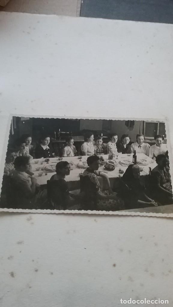 Fotograf&iacute;a antigua: Fotografia mujeres y ni&ntilde;os en una merienda a&ntilde;os 30(564-1)