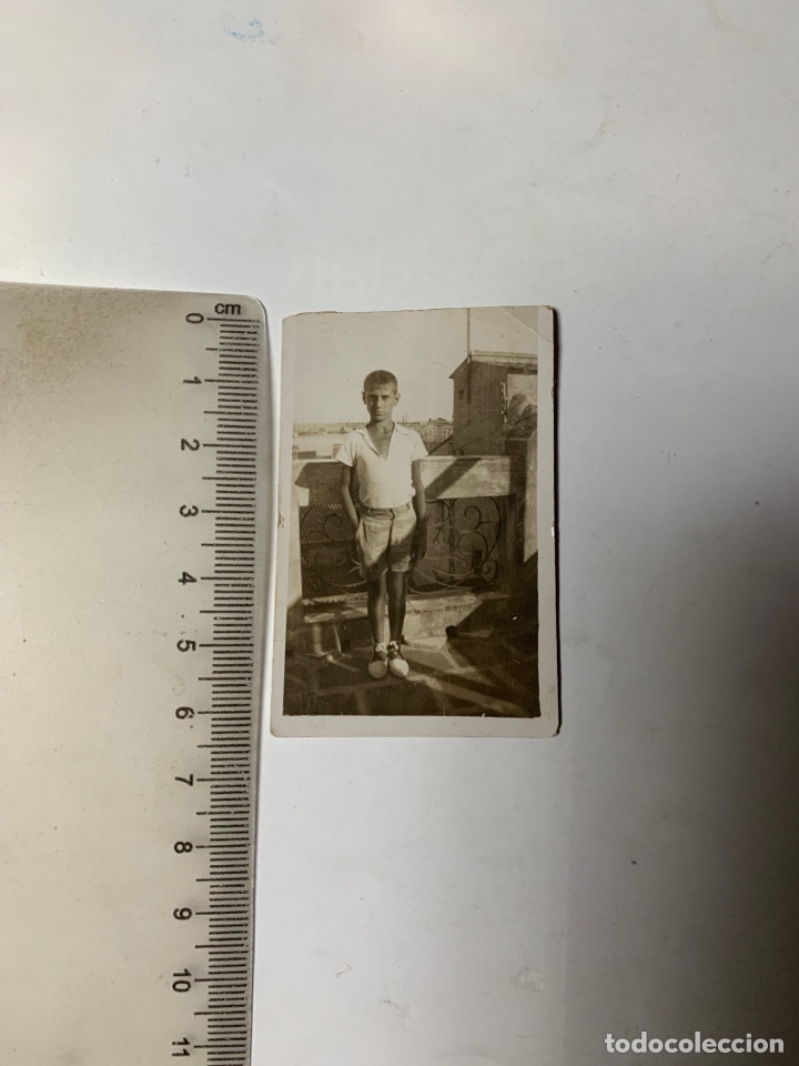 Fotografia antiga: FOTO. MUCHACHO EN LA TERRAZA DE CASA. FOT&Oacute;GRAFO?.