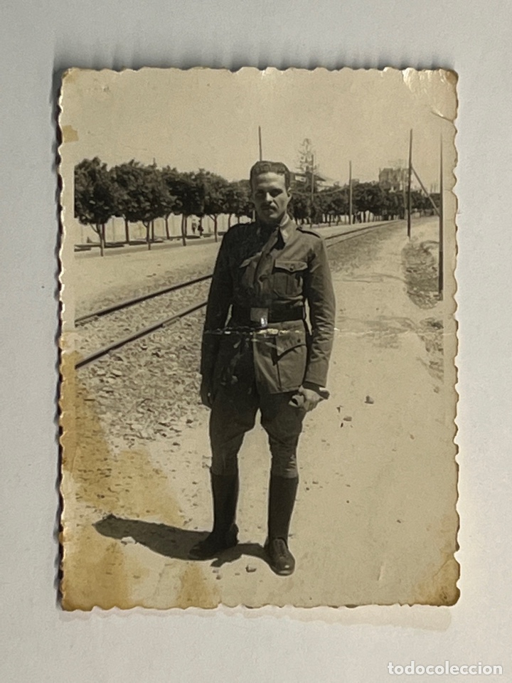 Fotograf&iacute;a antigua: FOTOGRAF&Iacute;A. Militar junto a las v&iacute;as del ferrocarril . Verano de 1944