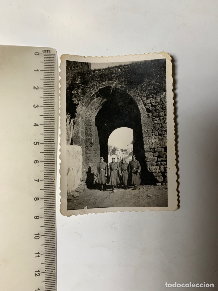 Fotograf&iacute;a antigua: FOTO. COMPA&Ntilde;EROS DE MILI EN SEVILLA. FOTO MODA. SEVILLA.