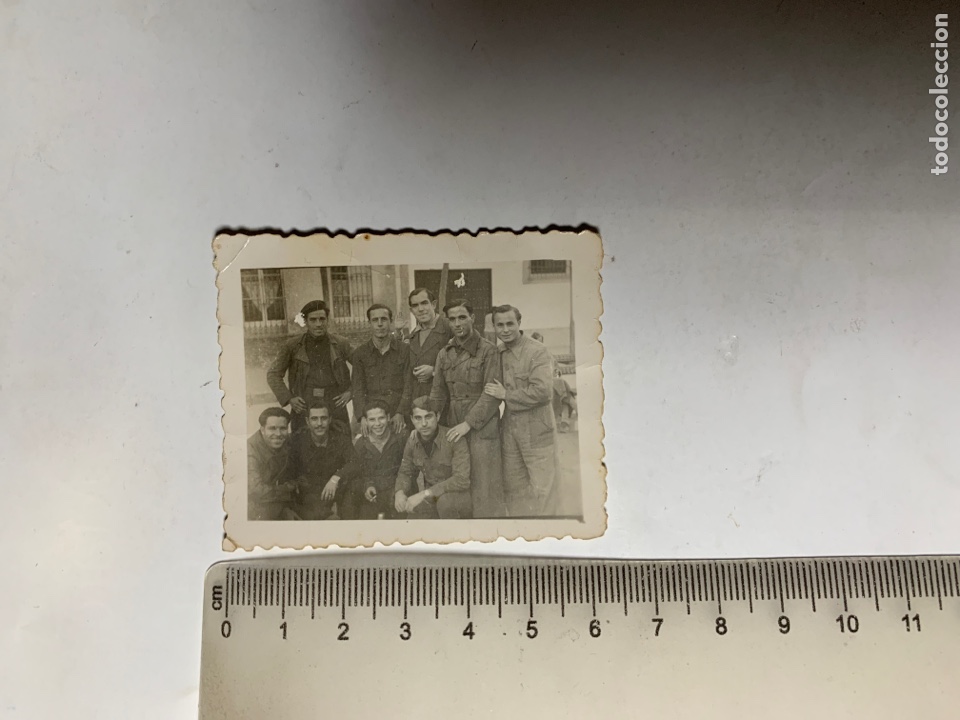 Fotografia antiga: FOTO. GRUPO COMPA&Ntilde;EROS DE MILI. FOT&Oacute;GRAFO?. SEVILLA, ENERO 1943.