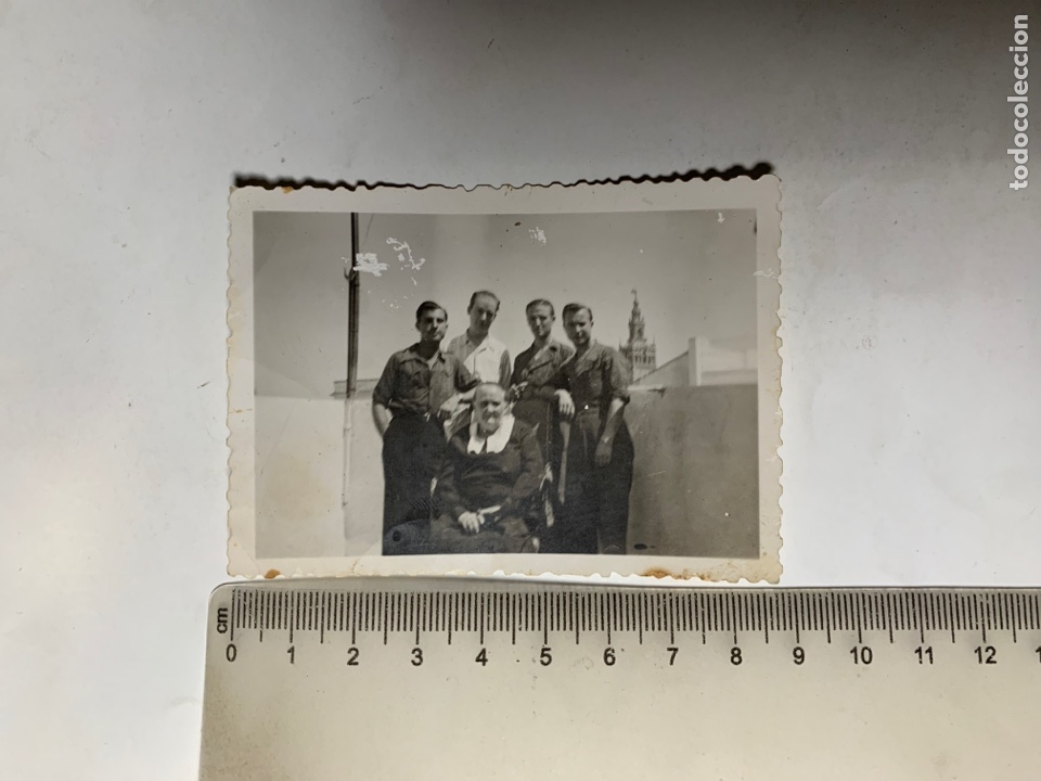 Alte Fotografie: FOTO. COMPA&Ntilde;EROS DE MILI CON LA DUE&Ntilde;A DE LA PENSI&Oacute;N. FOTO MODA. SEVILLA.