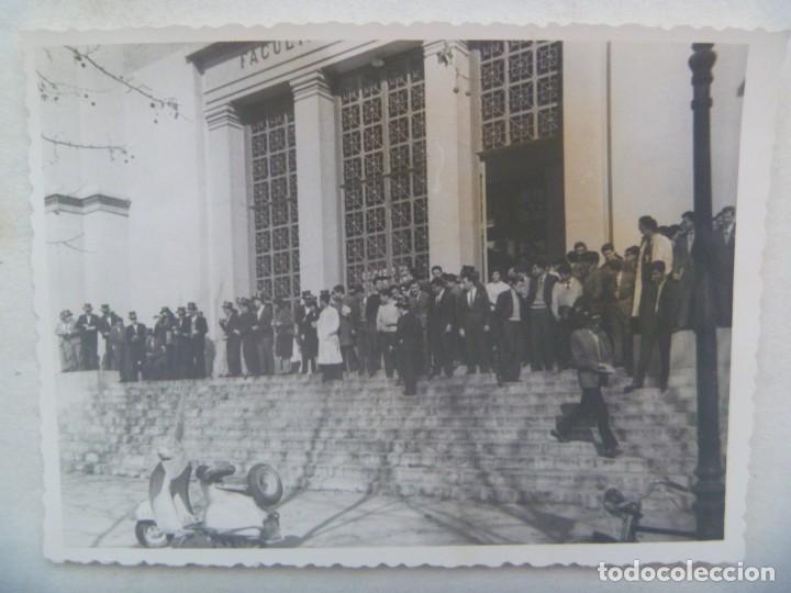 Fotograf&iacute;a antigua: FOTO DE SE&Ntilde;ORES POSANDO EN LA PUERTA DE UNA FACULTAD, MOTO VESPA APARCADA