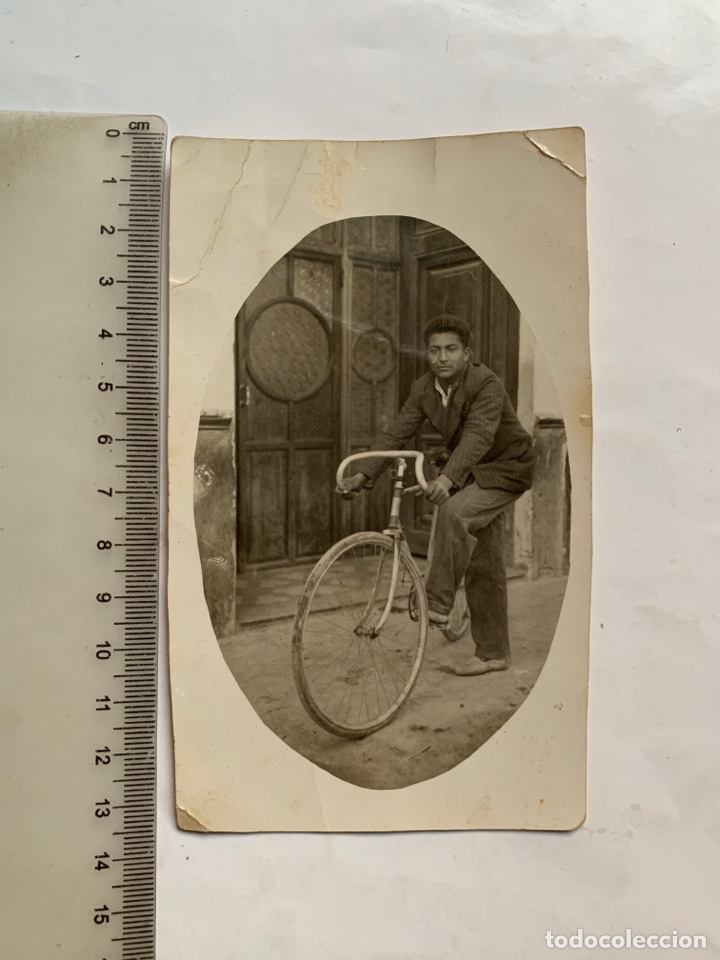 Fotograf&iacute;a antigua: FOTO. JOVEN AFICIONADO AL CICLISMO. FOT&Oacute;GRAFO?.