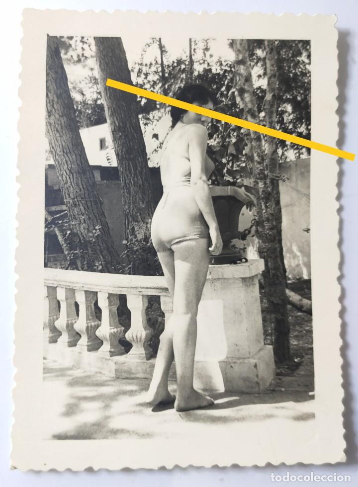 Alte Fotografie: Antigua fotograf&iacute;a. Chica en ba&ntilde;ador. foto a&ntilde;os 50.