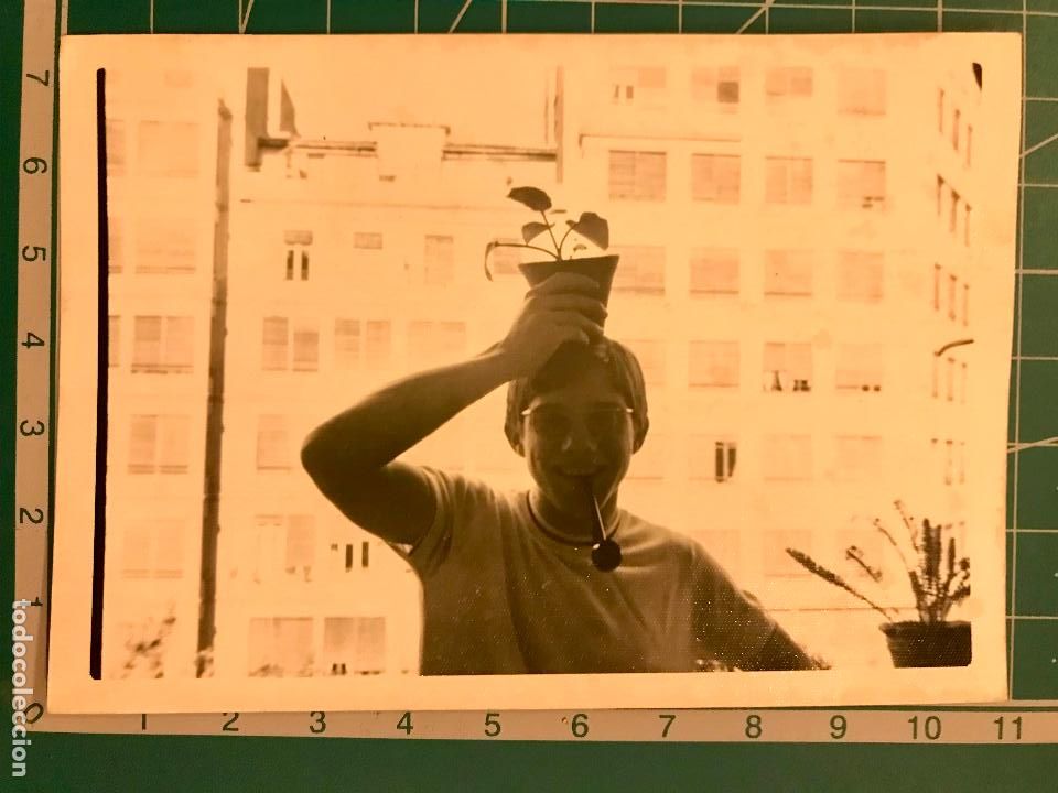 Fotograf&iacute;a antigua: Fotograf&iacute;a muchacho fumando en pipa con maceta en la cabeza. PEDIDO M&Iacute;NIMO 5&euro;