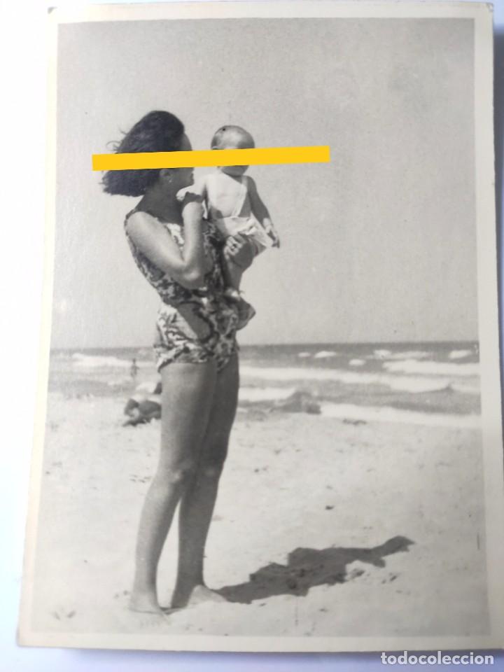 Fotografia antiga: Antigua fotograf&iacute;a. chica en ba&ntilde;ador. Foto a&ntilde;os 50.