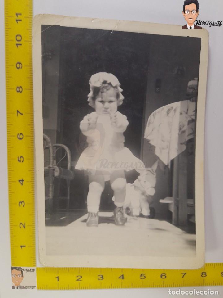 Antique Photography: NI&Ntilde;A CON CABALLITO DE JUGUETE / FOTO ANTIGUA BLANCO Y NEGRO - A&Ntilde;OS 50 - ESPA&Ntilde;A - CABALLO - CALVI&Ntilde;O