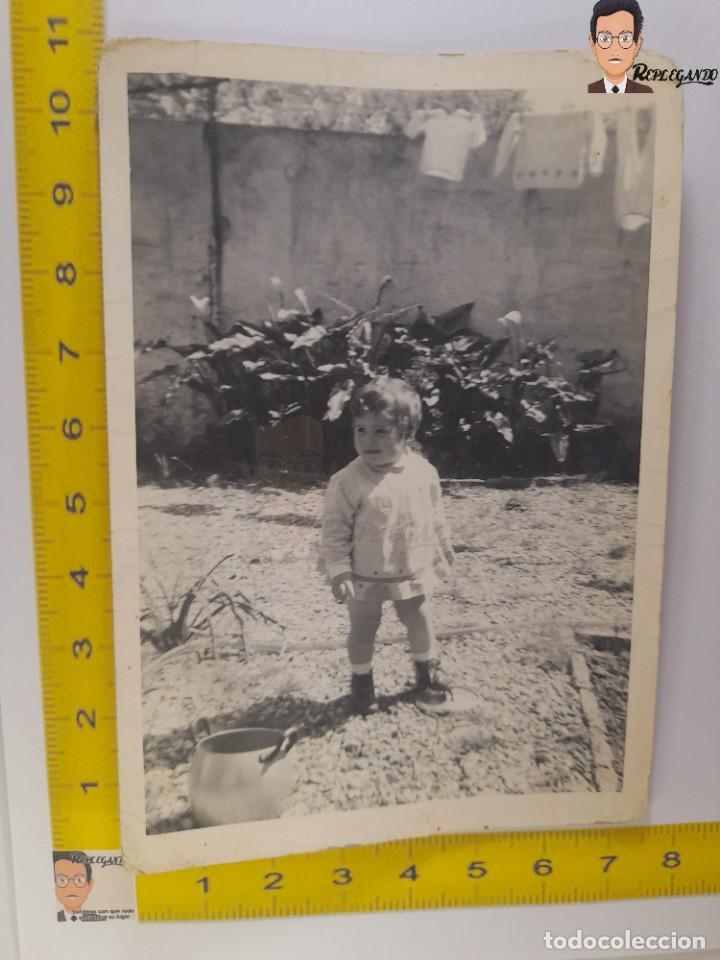 Photographie ancienne: NI&Ntilde;A EN JARD&Iacute;N O HUERTO / FOTO ANTIGUA BLANCO Y NEGRO - A&Ntilde;OS 50/60 - FOTOGRAF&Iacute;A NI&Ntilde;O VINTAGE