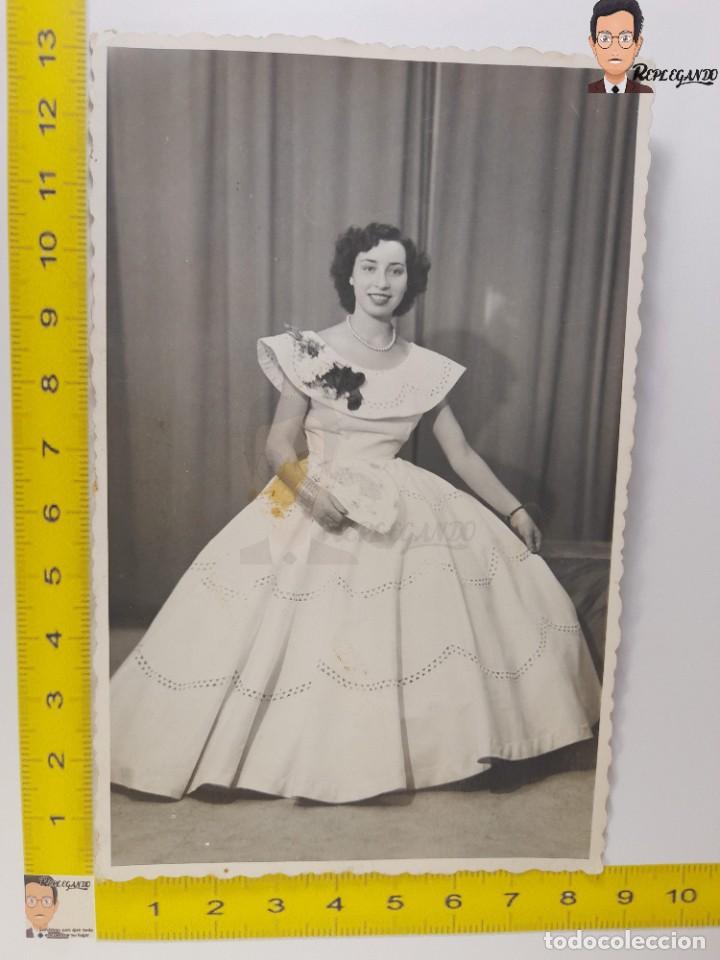 Antique Photography: MUJER CON VESTIDO BLANCO DE FIESTA Y ABANICO / FOTO DE ESTUDIO ANTIGUA EN BLANCO Y NEGRO - A&Ntilde;OS 50