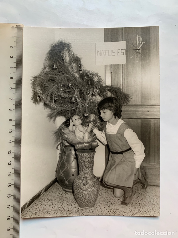 Fotograf&iacute;a antigua: FOTO. ADORANDO AL NI&Ntilde;O JES&Uacute;S JUNTO AL &Aacute;RBOL DE NAVIDAD. FOT&Oacute;GRAFO?.