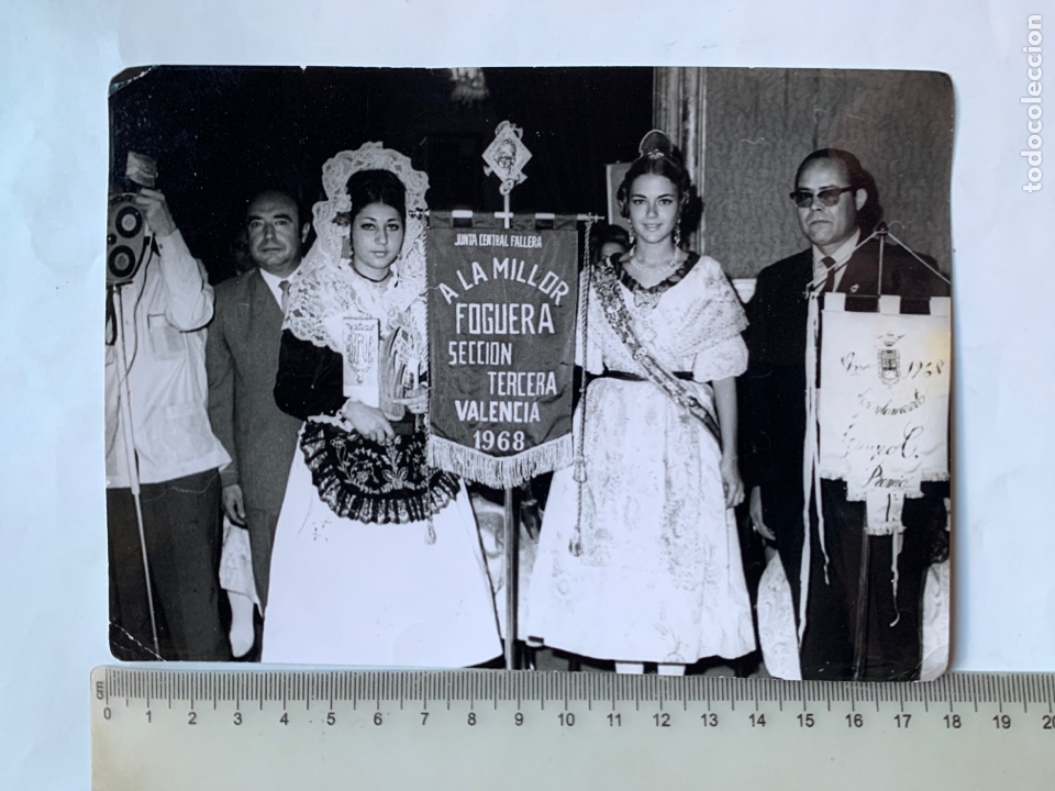 Fotograf&iacute;a antigua: FOTO. HOGUERAS DE ALICANTE. FALLERA MAYOR Y FOGUERERA MAJOR. FOTO NOTICIA GERONA. ALICANTE. A&Ntilde;O 1968
