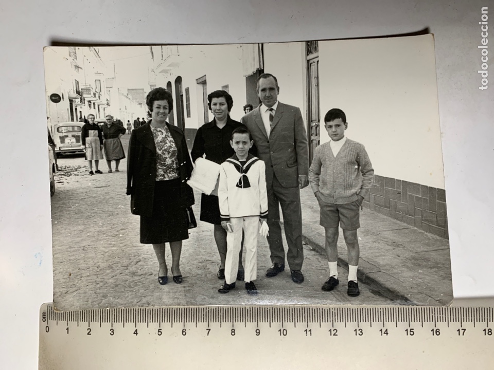 Fotografia antica: FOTO. NI&Ntilde;O DE PRIMERA COMUNI&Oacute;N CON SU FAMILIA. FOT&Oacute;GRAFO?.