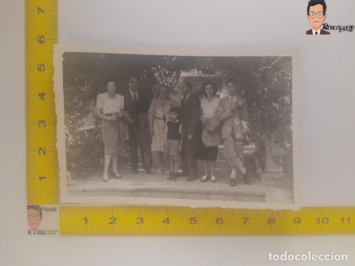 Antique Photography: FAMILIA POSANDO EN PARQUE O JARD&Iacute;N / FOTO ANTIGUA EN BLANCO Y NEGRO - A&Ntilde;OS 50 - ESPA&Ntilde;A