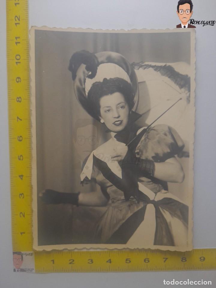 Fotografia antica: MUJER JOVEN CON VESTIDO TIPO CANC&Aacute;N Y PARAGUAS / FOTO ANTIGUA ESTUDIO EN BLANCO Y NEGRO - A&Ntilde;OS 30