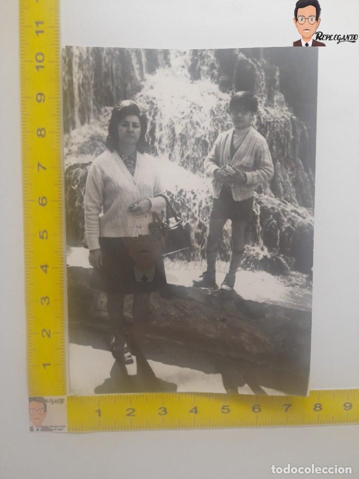 Antique Photography: UNA MADRE Y SU HIJO JUNTO A CASCADA / FOTO ANTIGUA EN BLANCO Y NEGRO - A&Ntilde;OS 60 - MUJER Y NI&Ntilde;O