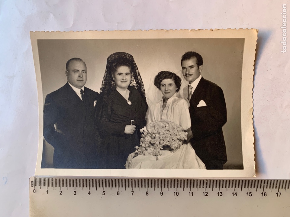 Fotograf&iacute;a antigua: FOTO. RECI&Eacute;N CASADOS JUNTO A LOS PADRINOS. FOT&Oacute;GRAFO?.