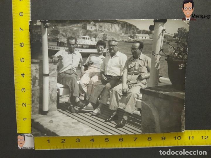 Fotograf&iacute;a antigua: CUATRO AMIGOS EN LA COSTA BRAVA / FOTO ANTIGUA EN BLANCO Y NEGRO - A&Ntilde;OS 60 - BARCO - MAR - PLAYA