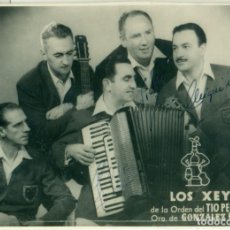 Fotografía antigua: LOS XEY. GRUPO MUSICAL VASCO. AUTÓGRAFOS DE LOS CINCO COMPONENTES. HACIA 1960.TAMAÑO POSTAL.. Lote 312218368
