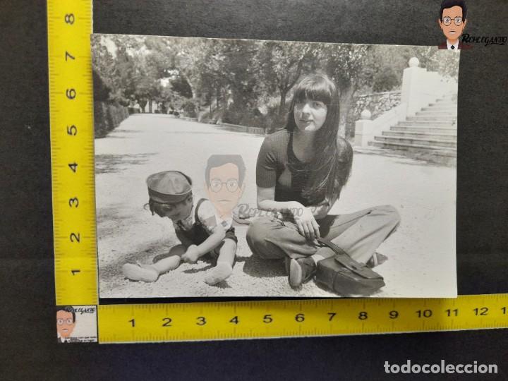 Antique Photography: NI&Ntilde;O Y CHICA JOVEN SENTADOS EN UN PARQUE / FOTO ANTIGUA EN BLANCO Y NEGRO - A&Ntilde;OS 60/70 - ESPA&Ntilde;A