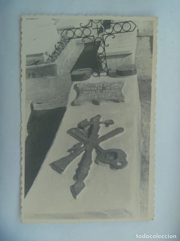 Fotograf&iacute;a antigua: LA LEGION : FOTO DE TUMBA DE UN CORNETA LEGIONARIO DE LA 12 CIA.